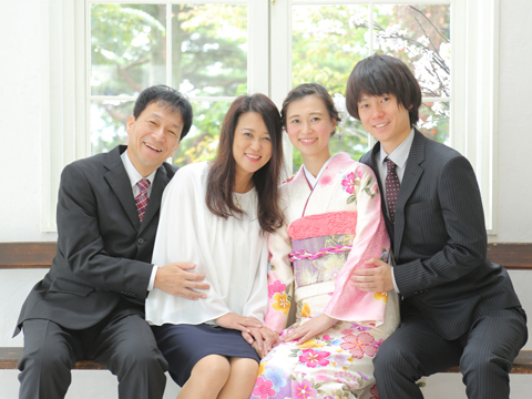 成人式でお宮参り以来の家族写真