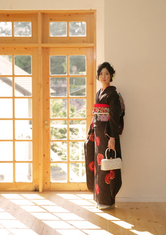 アルバムの最後を飾る家族写真では、みんな幸せそうに笑っていました。