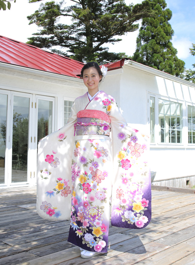 他店の成人式は 美容室を移動 ヘアセットが前日の深夜 着付けが当日の早朝 と聞き えり正の良さはもっと宣伝すべきだと思います 振袖を成人式に着るなら えり正の着物がオススメです 神戸市 三木市 三田市 明石市 小野市 淡路市など兵庫県全域